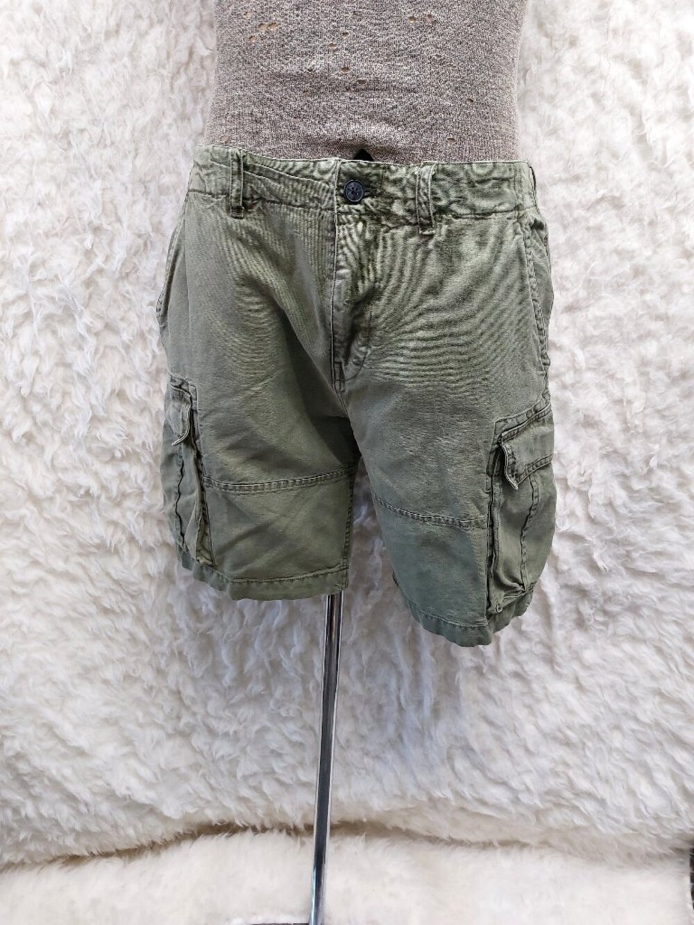 Lucky Brand Man's Olive Green Textured Cargo Shorts Side Flap Pockets  size 33
